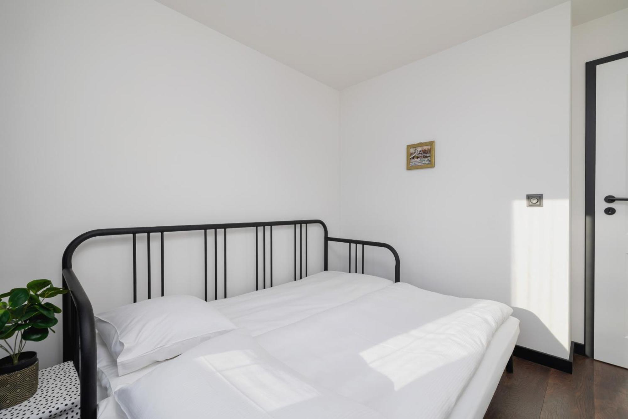 Comfortable Two-bedroom Strzelcow By Renters Kraków